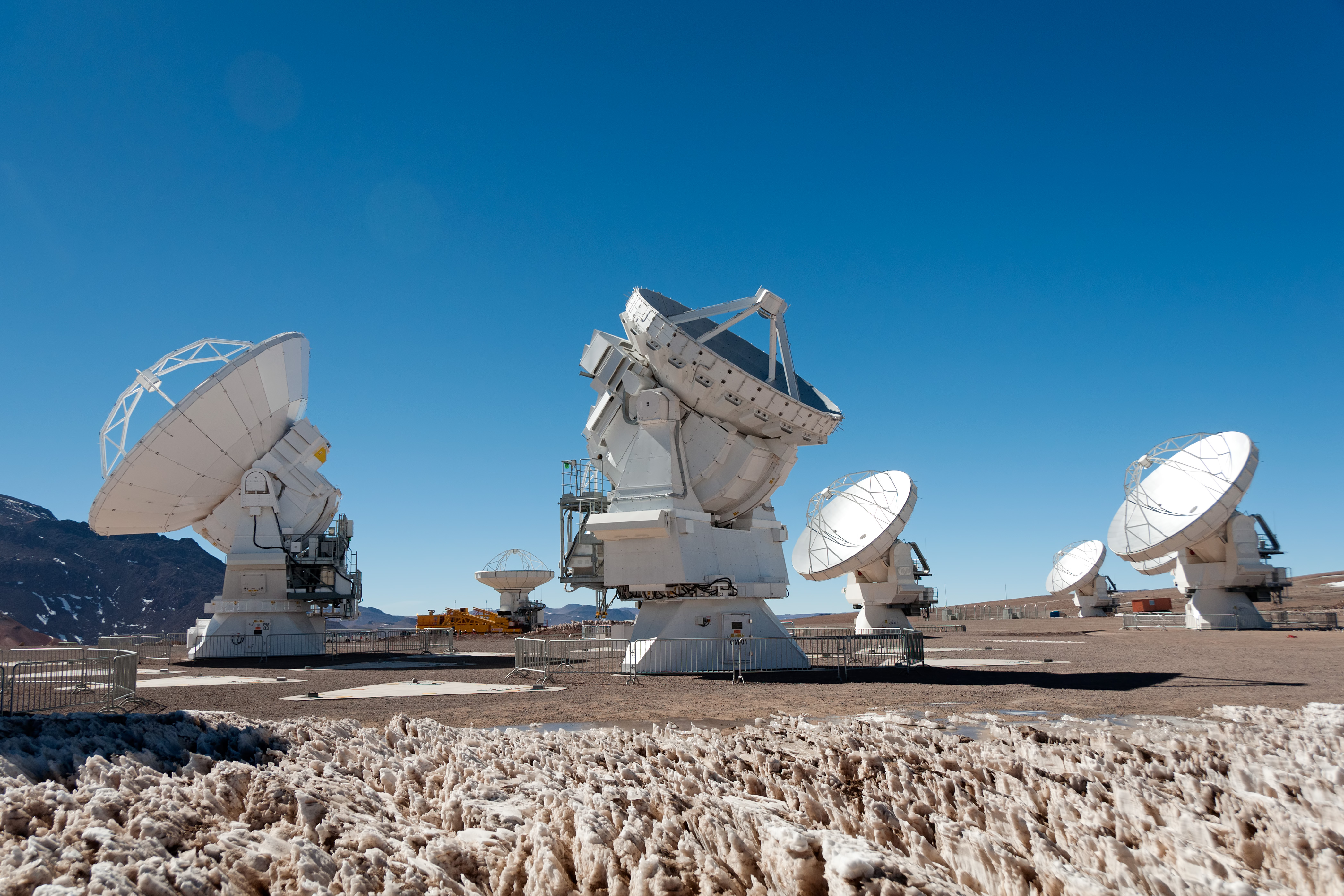 Un semnal radio misterios a parcurs 10 miliarde de ani până la Pământ, astronomii au identificat sursa