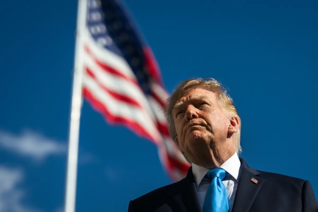 Donald Trump impune termenul „Super Inteligență” și amenință cu sancțiuni pe cei care refuză noua terminologie