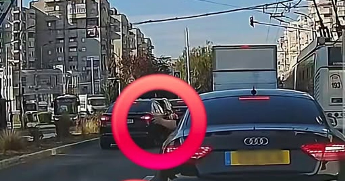 Șofer filmat aruncând resturi din scrumieră pe geamul mașinii în timp ce conduce