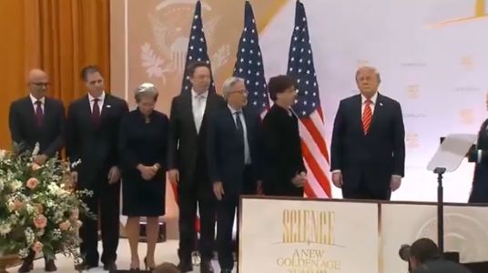 Donald Trump l-a decorat pe Elon Musk cu Medalia națională pentru știință