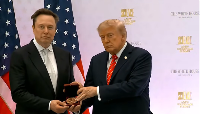 Elon Musk este numit „comoară națională” de către Donald Trump în cadrul unei ceremonii la Washington