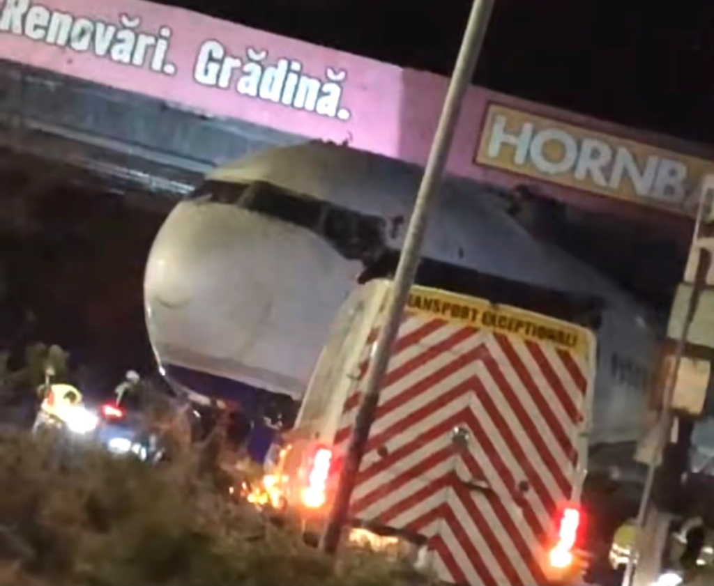 Un avion de pasageri a rămas blocat sub un pod feroviar pe DN1, în zona Balotești