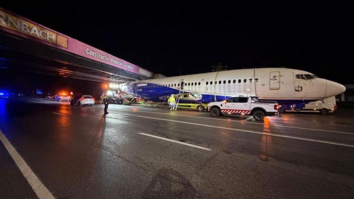 Un avion de pasageri a rămas blocat sub un pod pe DN1, în drum spre un loc de joacă din Voluntari