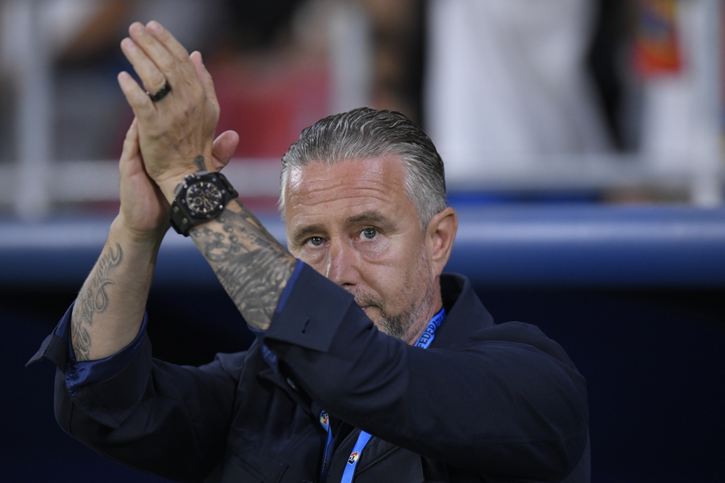 Laurențiu Reghecampf ar putea absența de pe banca tehnică a FCSB-ului în partida cu Oțelul Galați