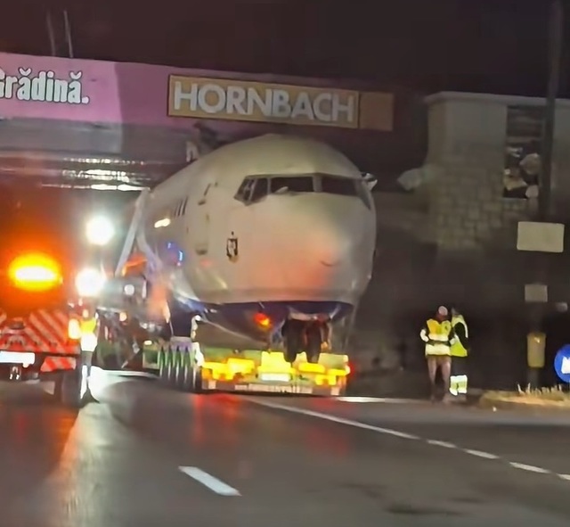 Un avion de pasageri a rămas blocat sub un pod pe DN1, în zona Balotești