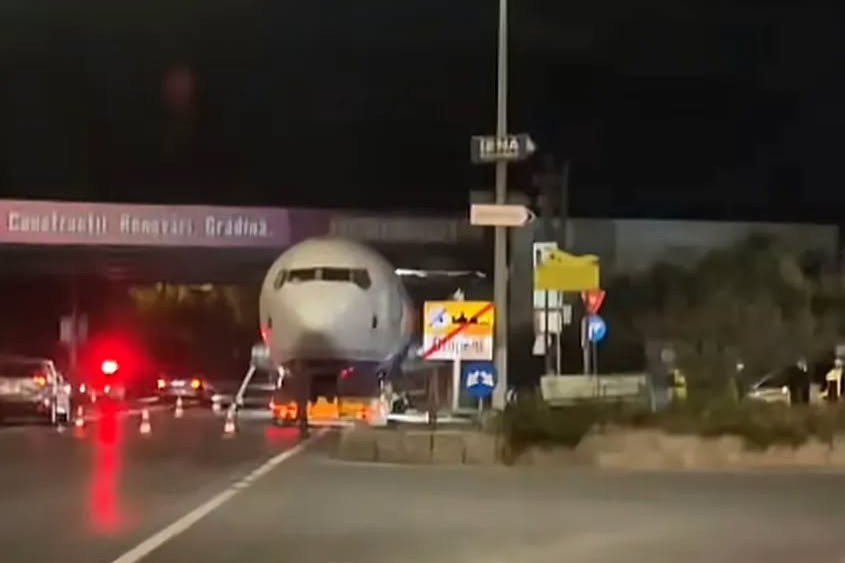 Un avion de pasageri a rămas blocat sub un pod de cale ferată pe DN1, în zona Balotești