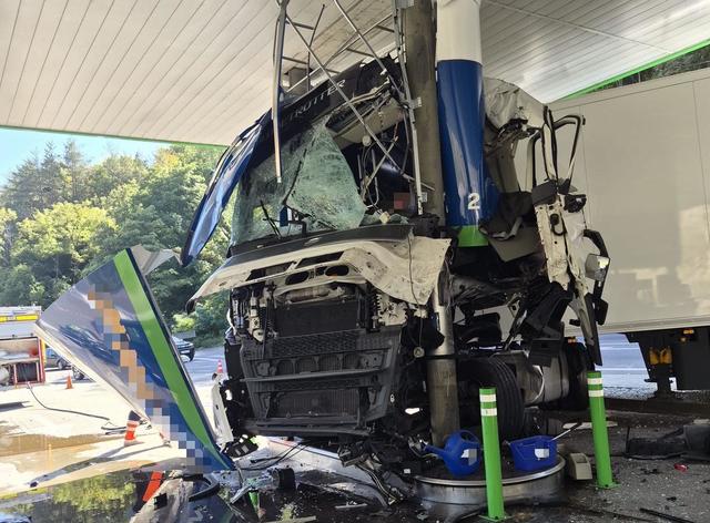 Șoferul turc care a intrat cu un camion într-o benzinărie de pe Valea Oltului a fost arestat preventiv