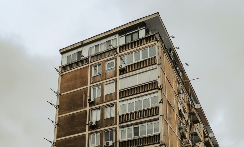 Schema de subînchiriere ilegală din București: un bărbat trimis în judecată pentru fraudarea a 35 de proprietari