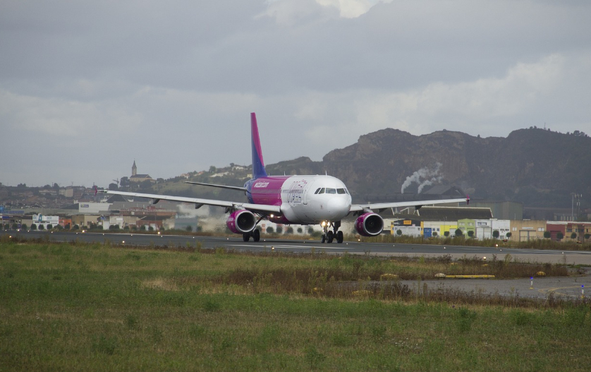 Un avion Wizz Air a efectuat o aterizare de urgență la Otopeni după ce ar fi lovit un stol de păsări