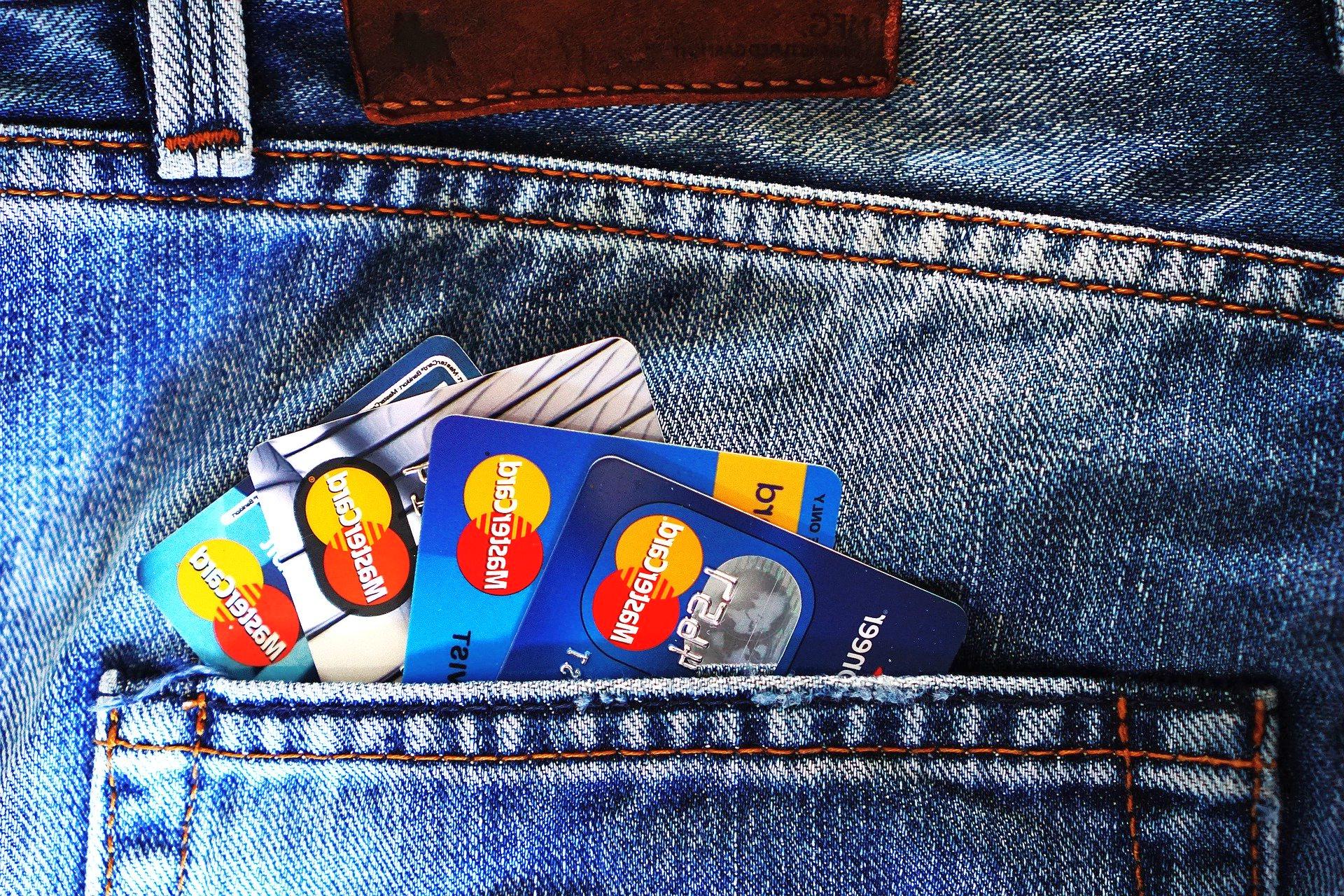 Două femei din Teiuș au folosit un card bancar găsit pe stradă pentru cumpărături online