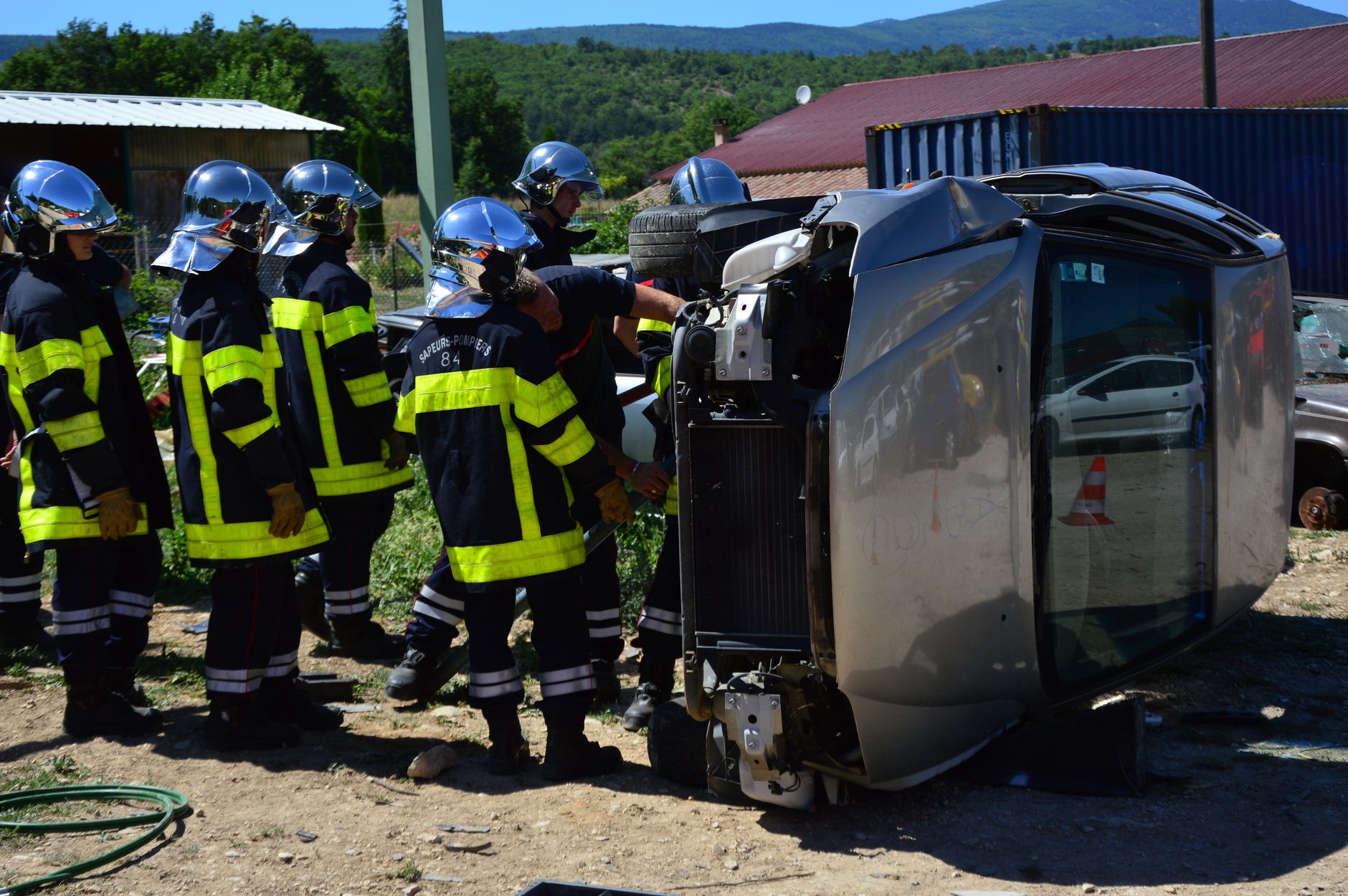 Tragedie în Brașov: Doi vârstnici găsiți morți într-un autoturism răsturnat pe un drum forestier