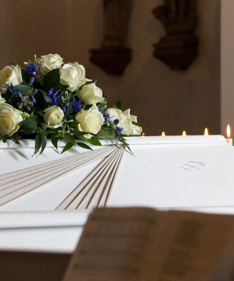 Serviciile funerare în România: ce include un pachet de bază și ce costuri apar separat