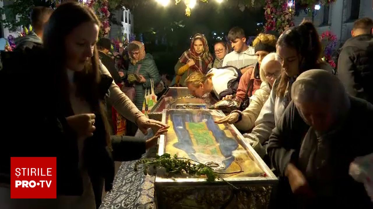 Peste 26.000 de pelerini așteaptă la moaștele Sfintei Parascheva din Iași. Timpul de așteptare a ajuns la 15 ore