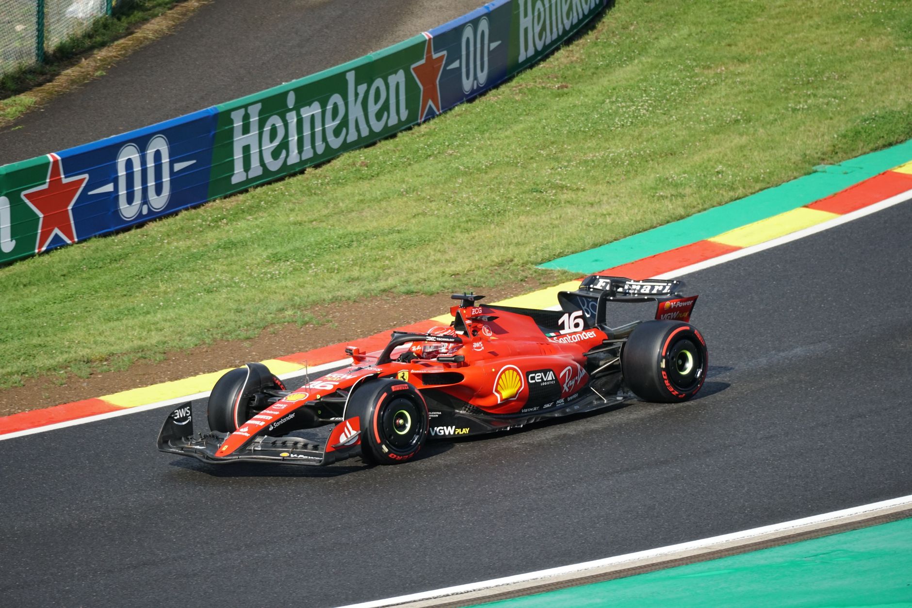 Max Verstappen câștigă sprintul de la Marele Premiu de Formula 1 din Singapore