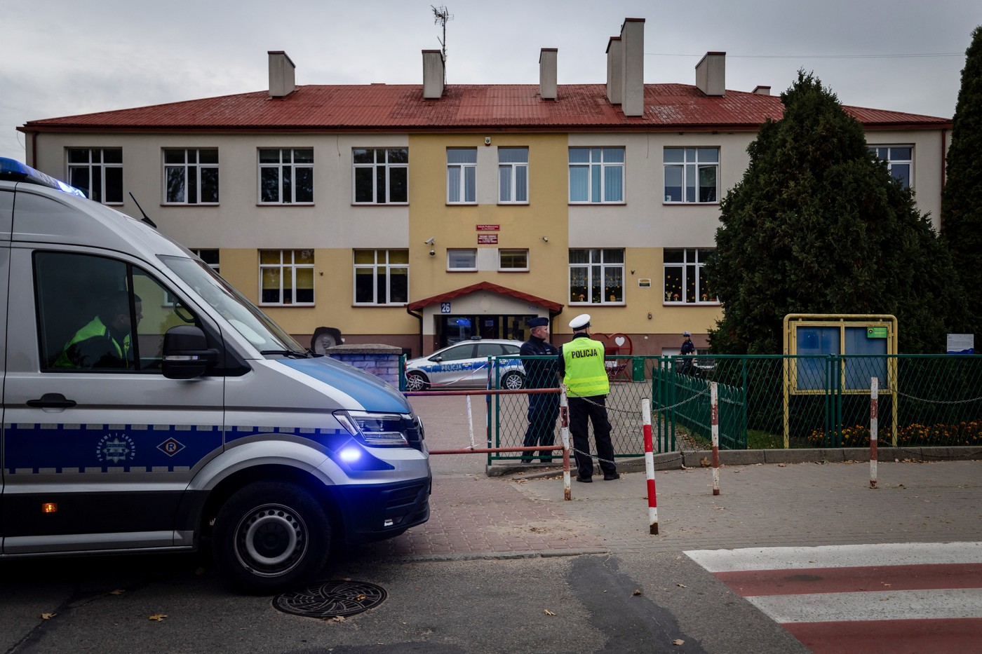 Polonia: 76 de persoane au fost arestate în urma a două atacuri cu cuțitul în școli