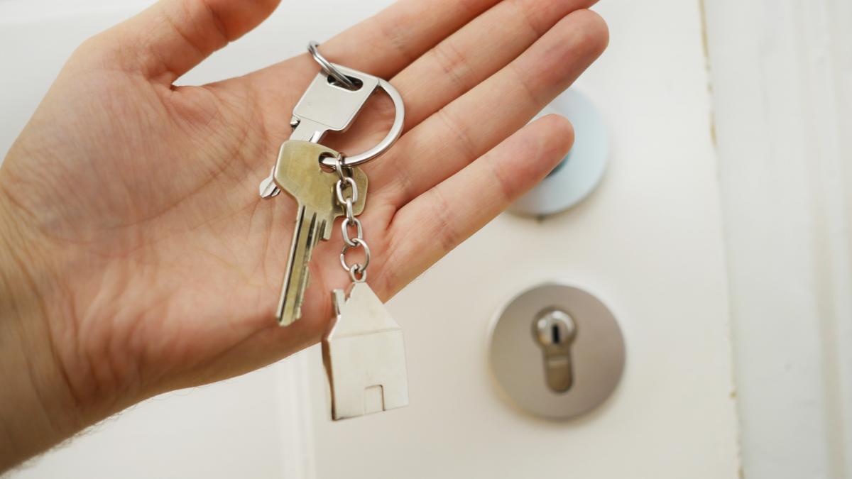Escrocherie cu apartamente în regim hotelier în București: un bărbat este trimis în judecată