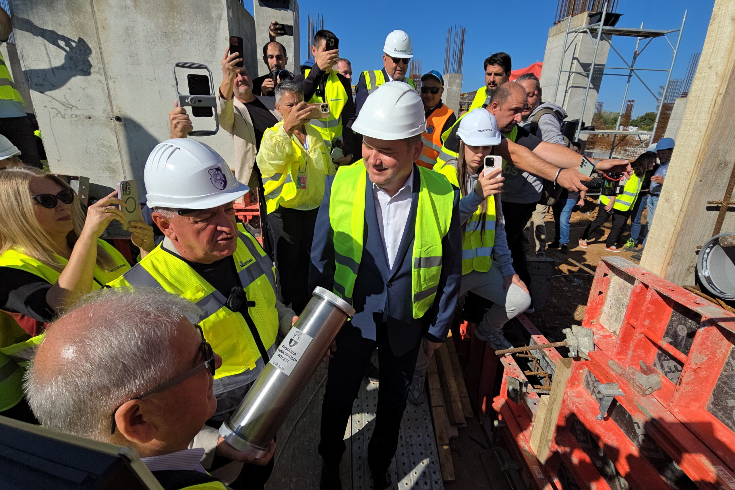 O capsulă a timpului a fost depozitată în fundația noului stadion din Pitești