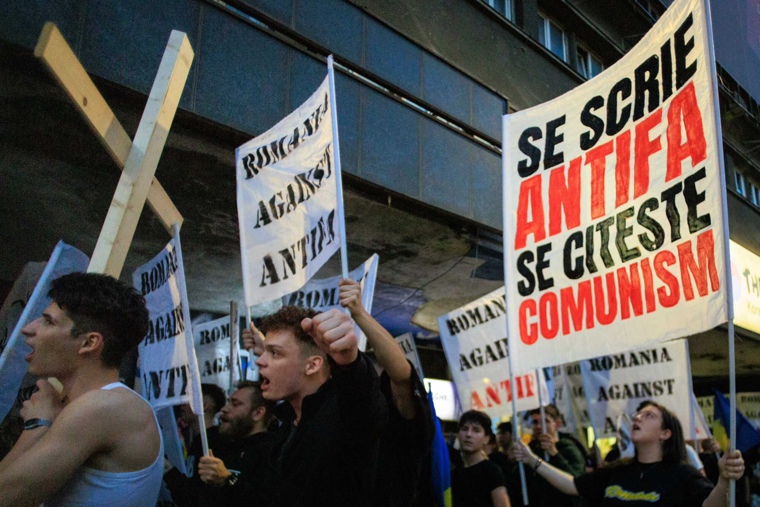 Manifestație organizată de Honor et Patria în centrul Bucureștiului împotriva mișcării Antifa