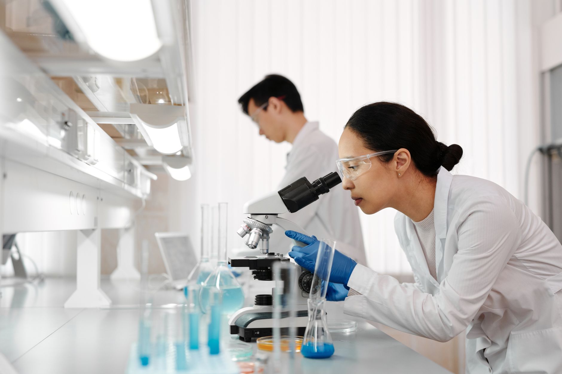 Inteligența artificială și biotehnologia pot recrea aromele plantelor rare pentru industria parfumurilor