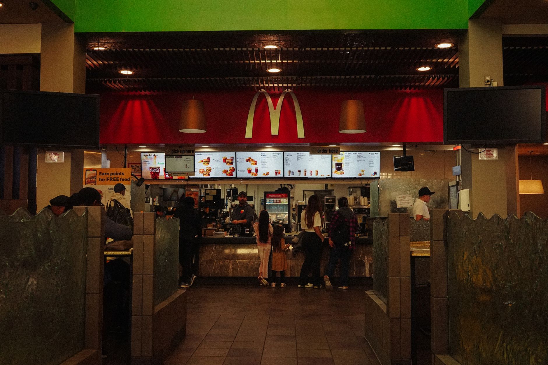 McDonald’s utilizează inteligența artificială pentru stabilirea prețurilor în aproape 14.000 de restaurante