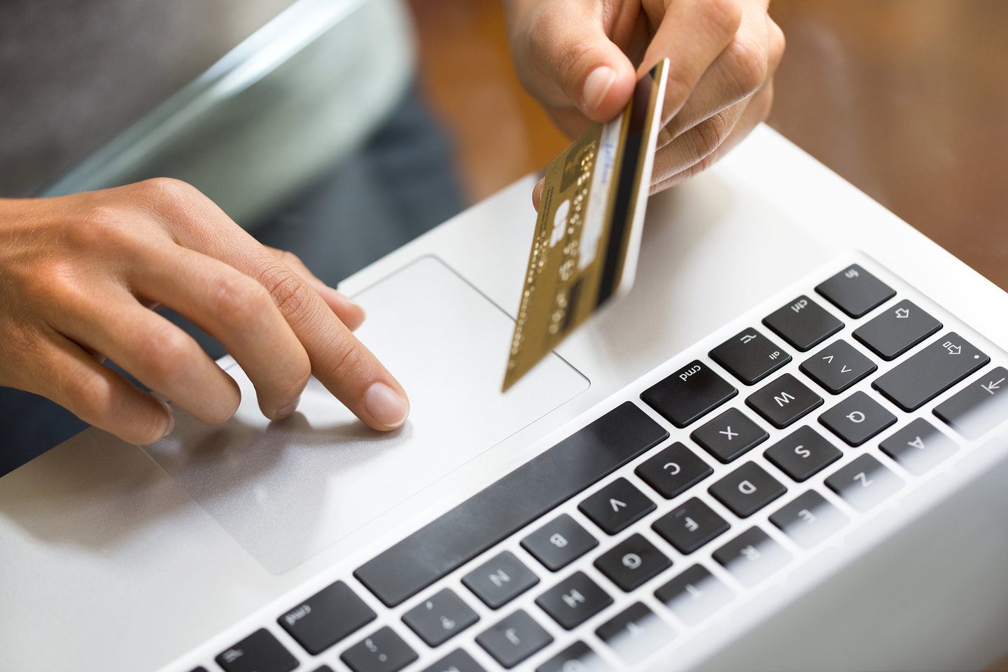 Impactul inteligenței artificiale asupra comerțului online: de la căutarea pe Google la recomandări AI