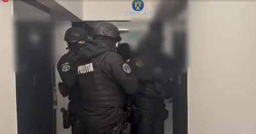 Atac cu cuțitul asupra unui polițist în Sectorul 3, după ce un bărbat se baricadase într-un apartament