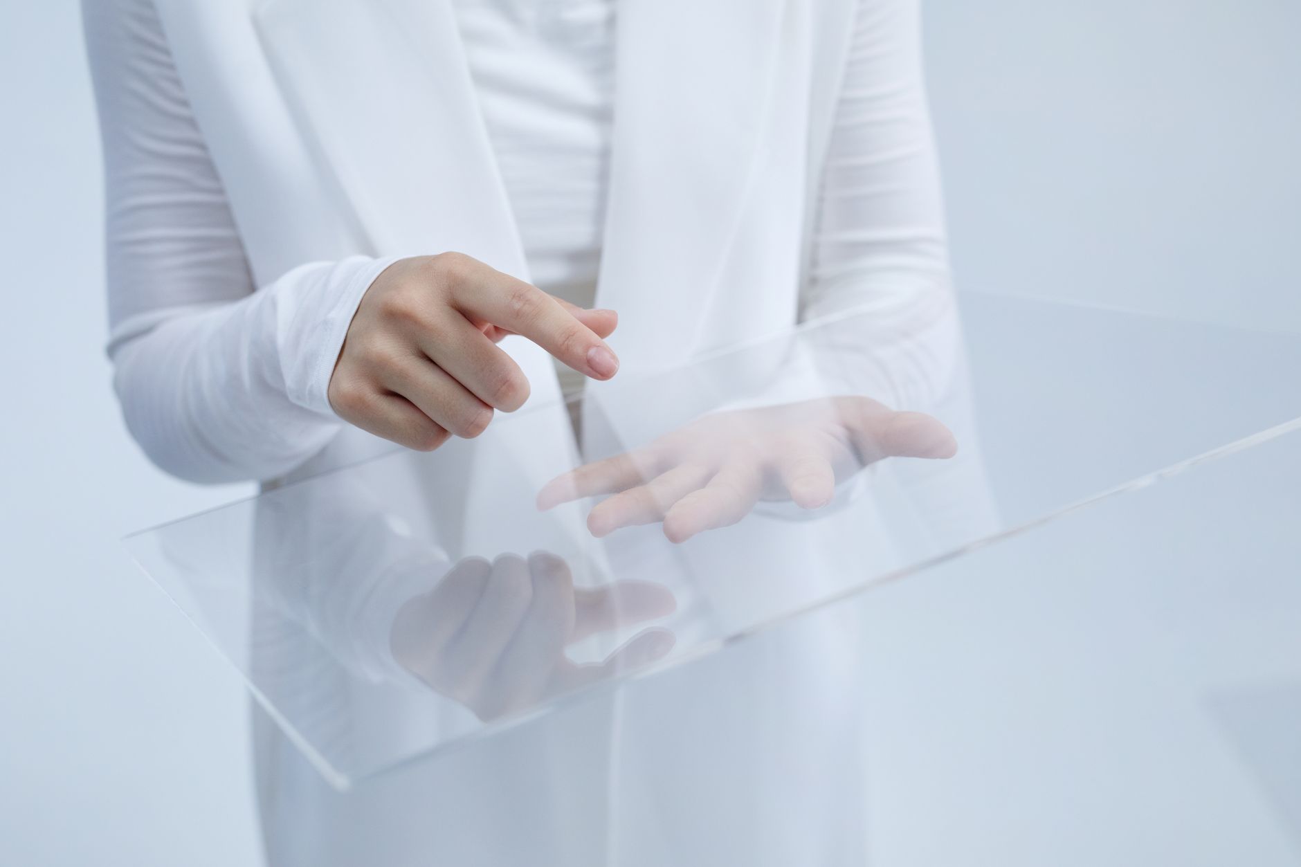 Discriminarea de gen afectează și inteligența artificială: agentele sunt plătite cu 10% mai puțin