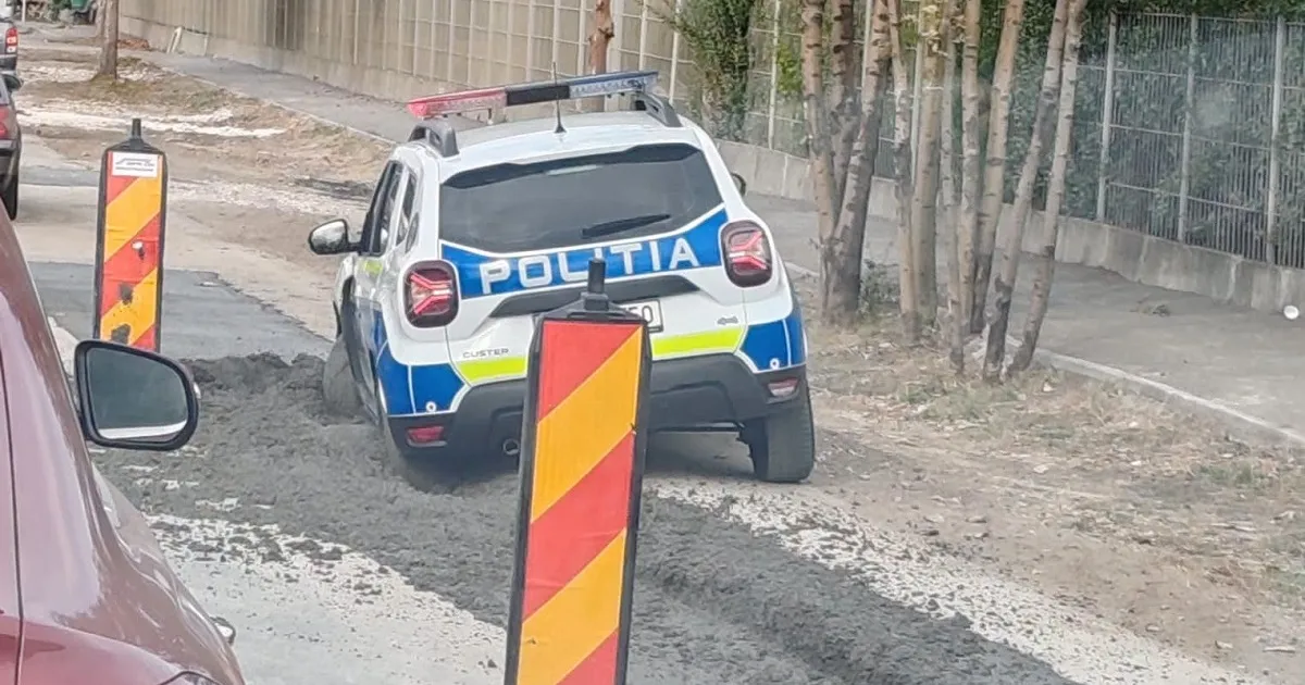 O mașină de poliție a rămas blocată în asfaltul proaspăt turnat pe o stradă din Brașov