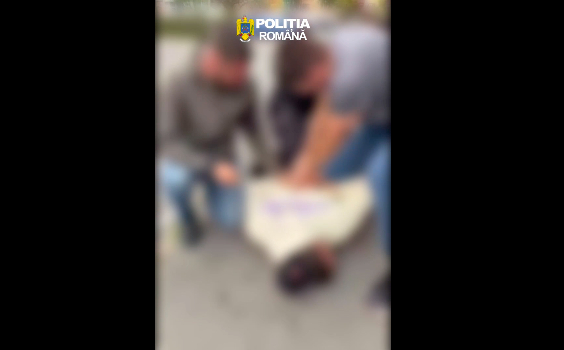 Tineri de 19 ani au fost arestați preventiv după ce au șantajat și tâlhărit un bărbat din Brașov