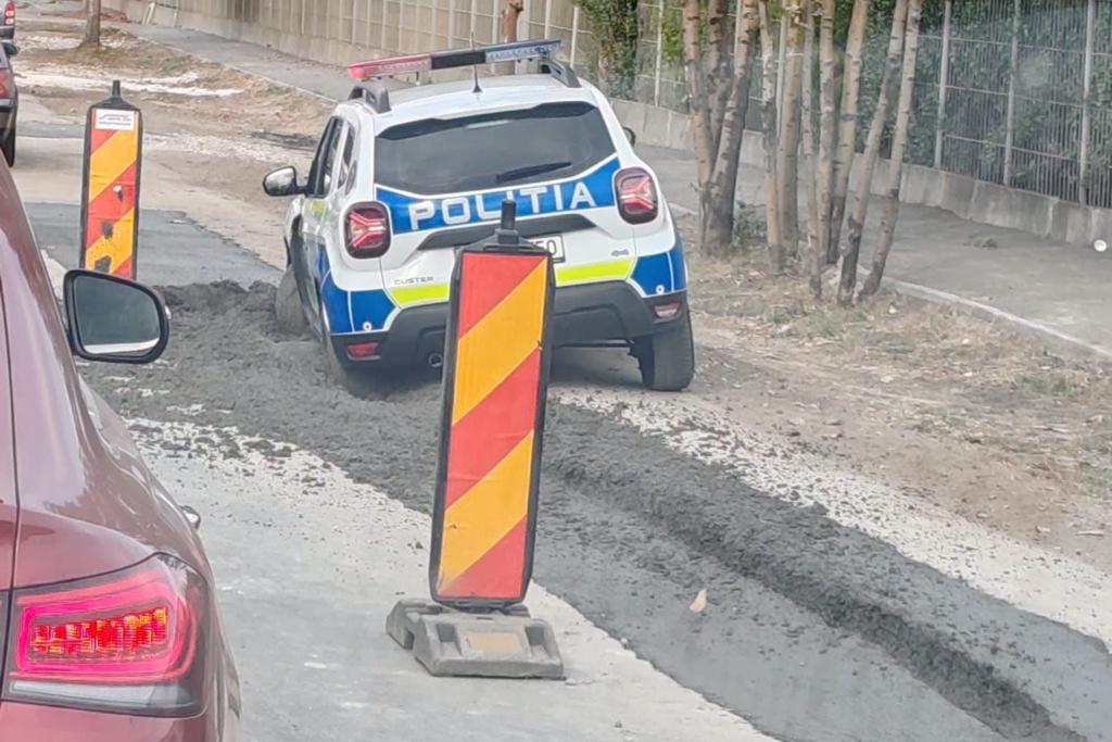 Autospecială de poliție blocată în asfaltul proaspăt turnat: explicația Poliției Brașov după incidentul viral