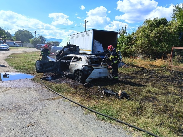 Incendiu de autoturism în localitatea Reea: Pericol iminent de propagare la bunuri agricole și lemne