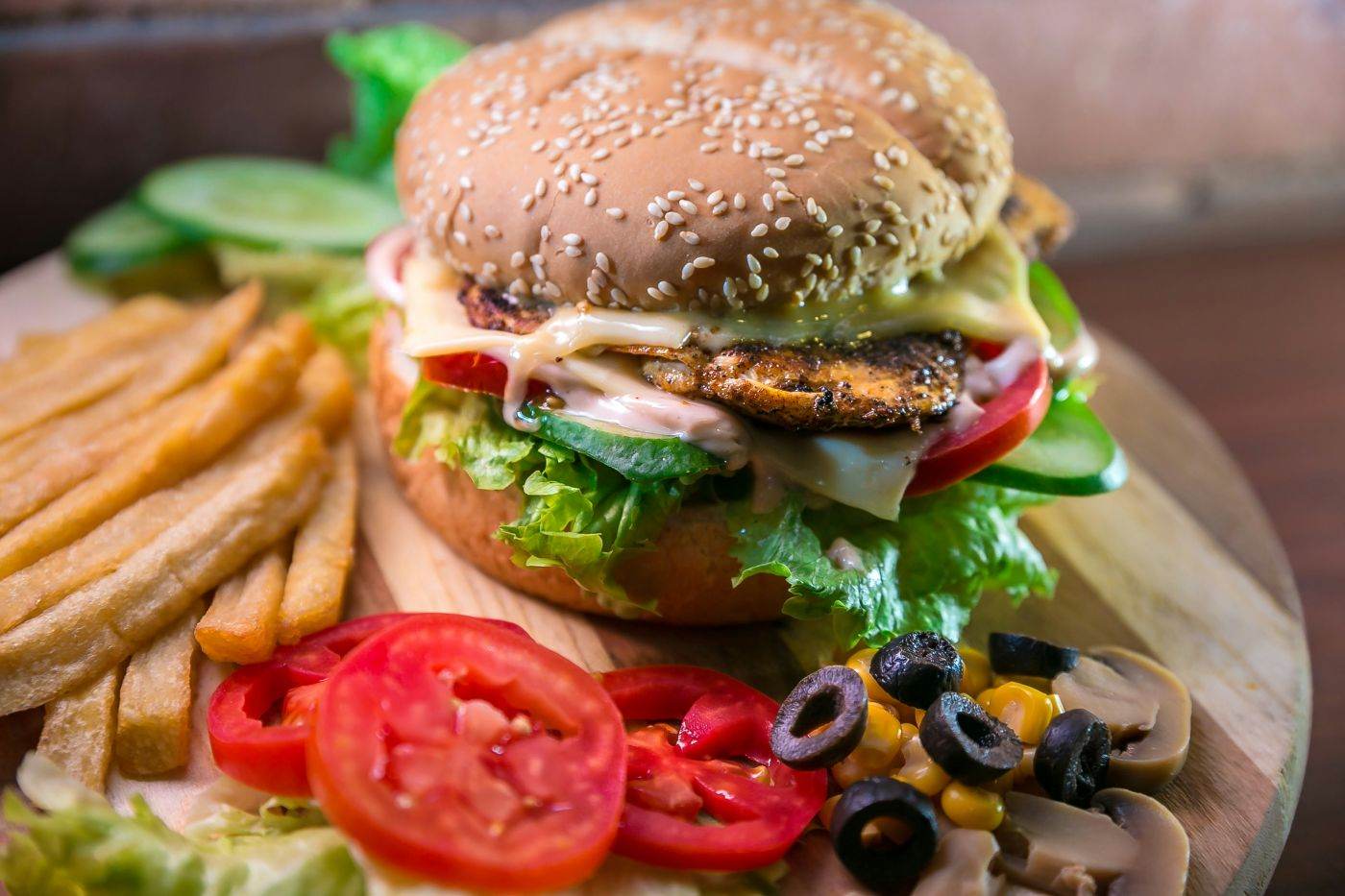 Inteligența artificială ar putea impune prețuri personalizate pentru alimente și fast-food