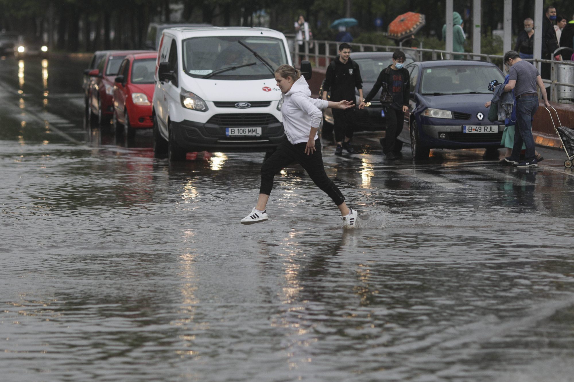 Atenționare cod galben pentru ploi abundente și temperaturi scăzute în București și mai multe județe