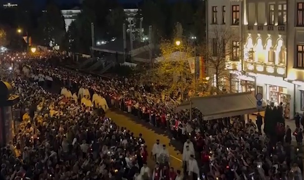 Procesiunea „Calea Sfinților” la Iași: mii de credincioși au însoțit moaștele Sfintei Parascheva