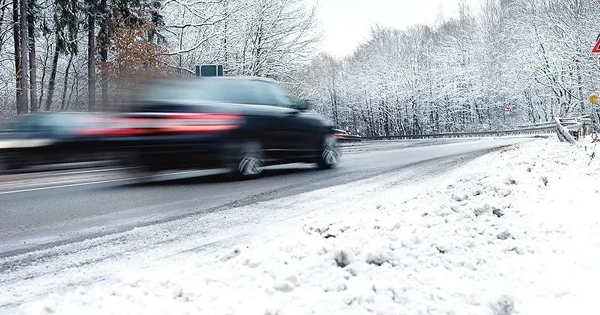 Apare ninsoarea în zone montane. Șoferii riscă amenzi de peste 4.300 de lei fără anvelope de iarnă
