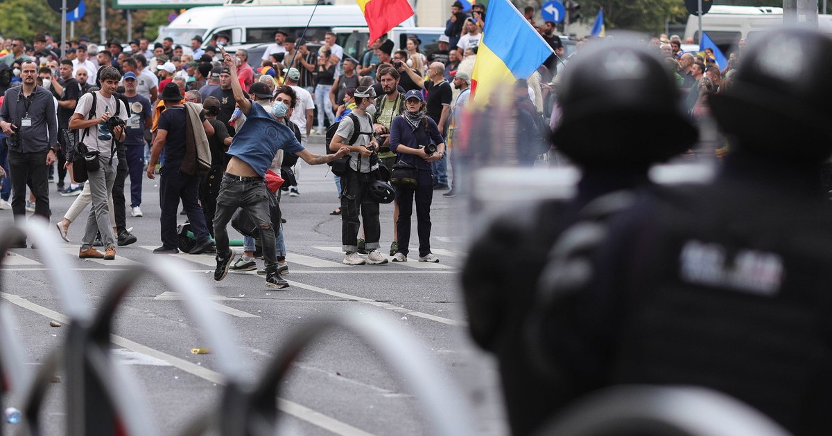 Un bărbat de 39 de ani, suspect de instigare la protestul din Piața Victoriei, a fost prins cu un pistol