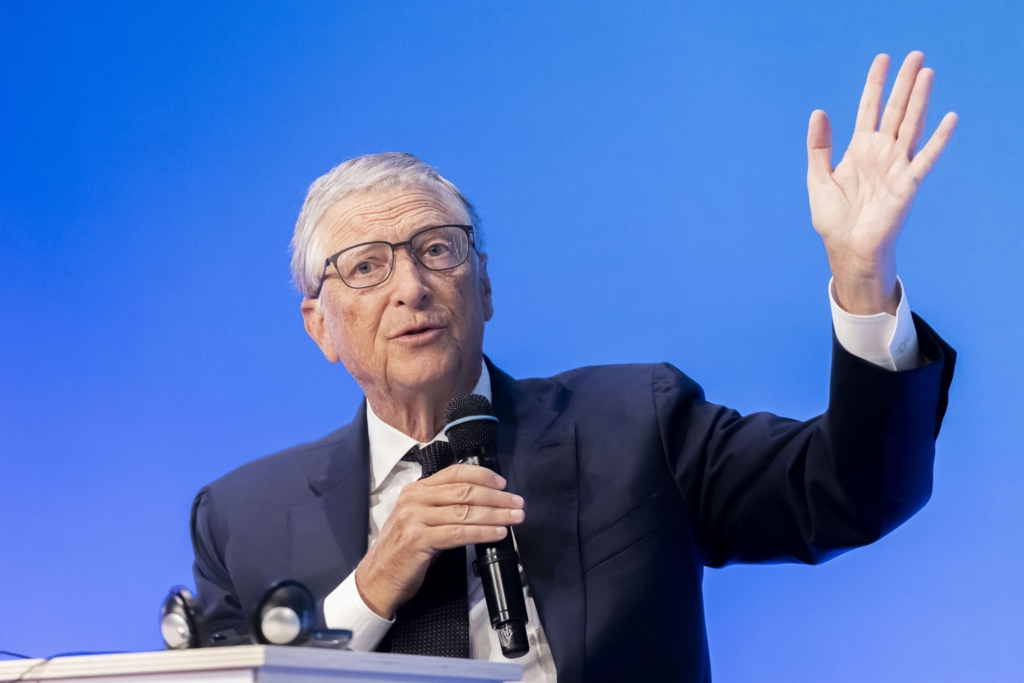 Bill Gates avertizează: atacurile cibernetice prin inteligență artificială sunt cel mai iminent risc