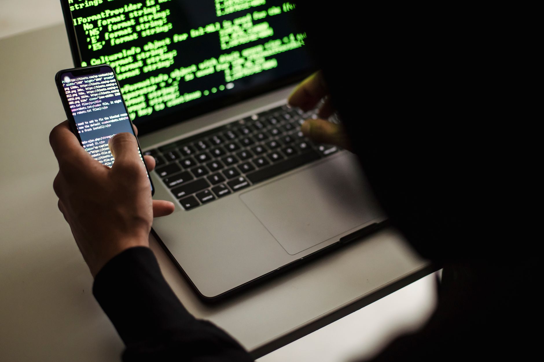 Explozie de atacuri de tip device-code phishing: hackerii folosesc inteligența artificială