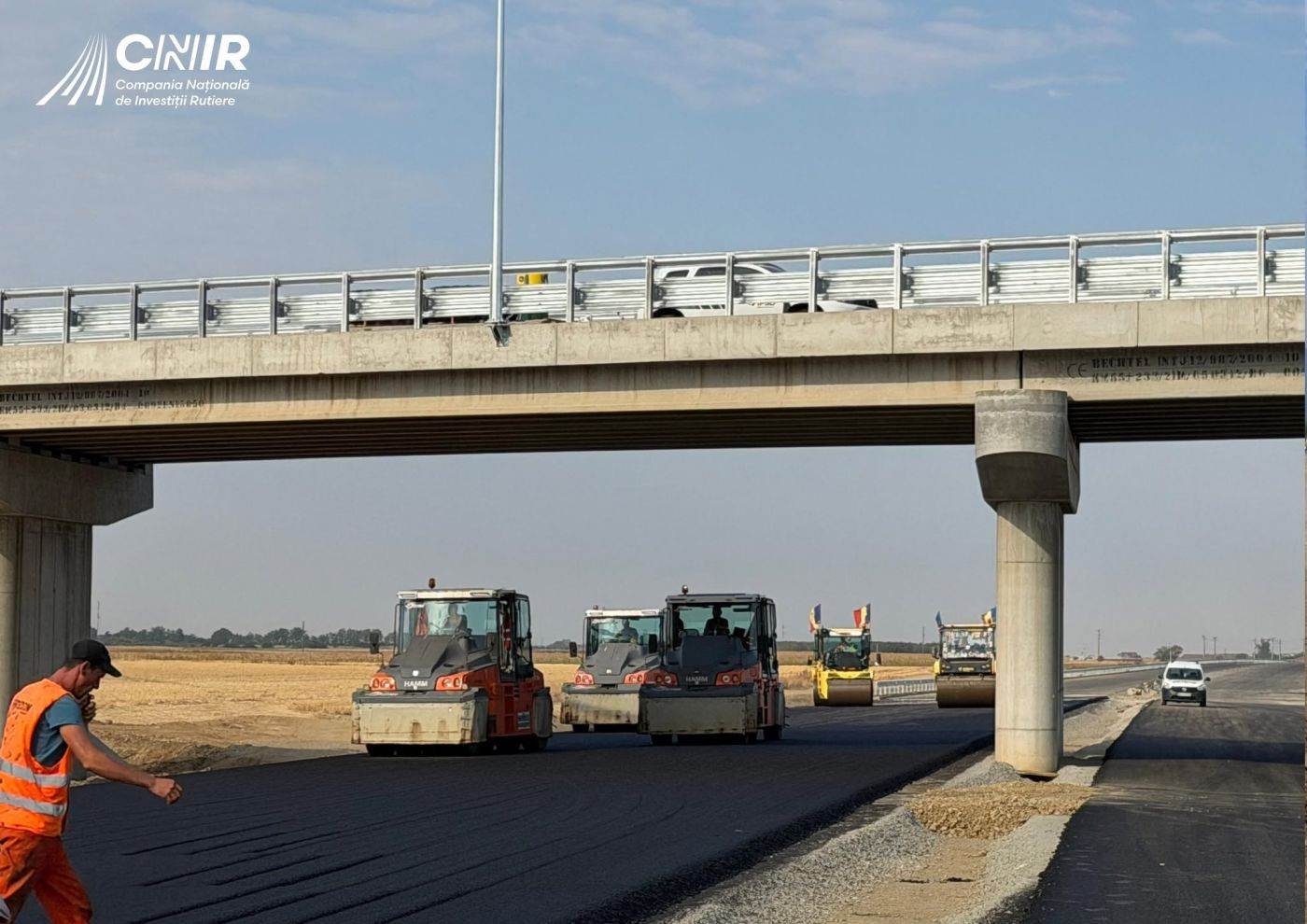 Lucrările la autostrada A8 pe lotul Joseni-Ditrău continuă cu o mobilizare masivă de utilaje și personal