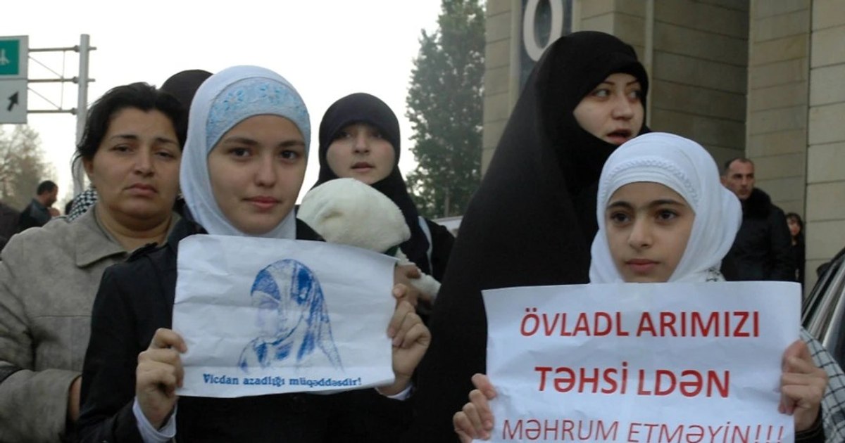 Proteste violente în Baku după interdicția purtării hijabulului în școli. 37 de persoane au fost arestate