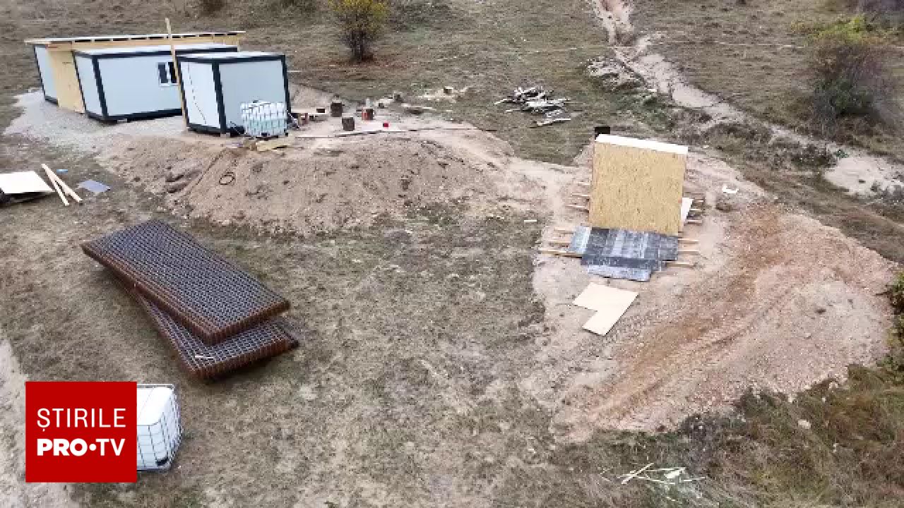 Șantier ilegal descoperit în pădurea din Râșnov: au ridicat drum, ziduri de beton și barieră fără acte