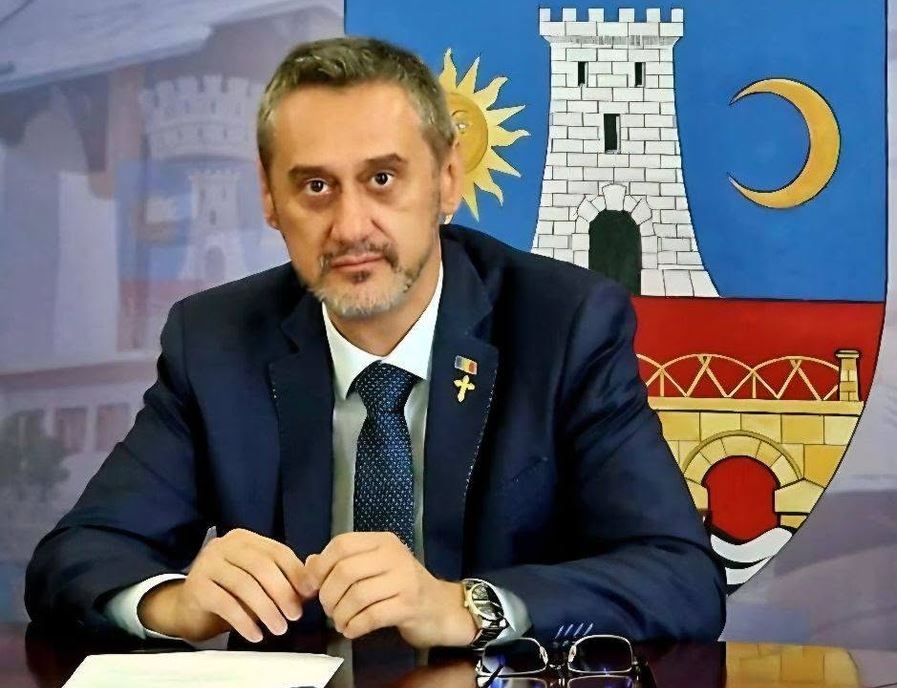 Oseminte găsite în spatele unui zid fals la un cimitir din Slatina. Poliția a deschis un dosar penal