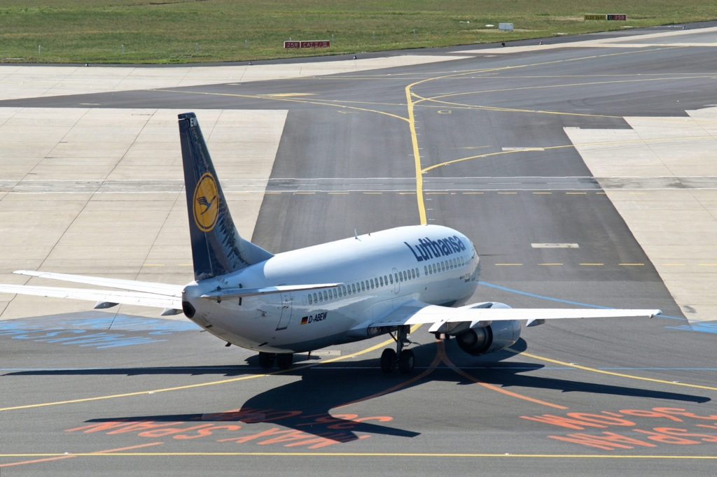 Echipajul unui Boeing 747-8 de la Lufthansa a evitat un impact critic pe pista din Los Angeles