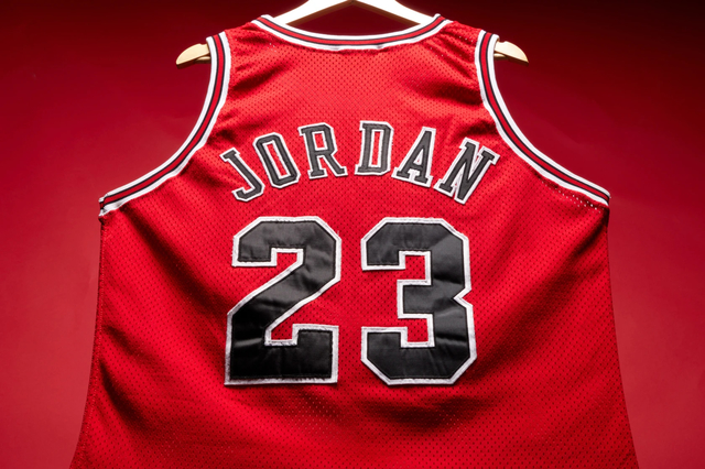 Record istoric în baschet: Un tricou purtat de Michael Jordan a fost vândut cu 14 milioane de dolari