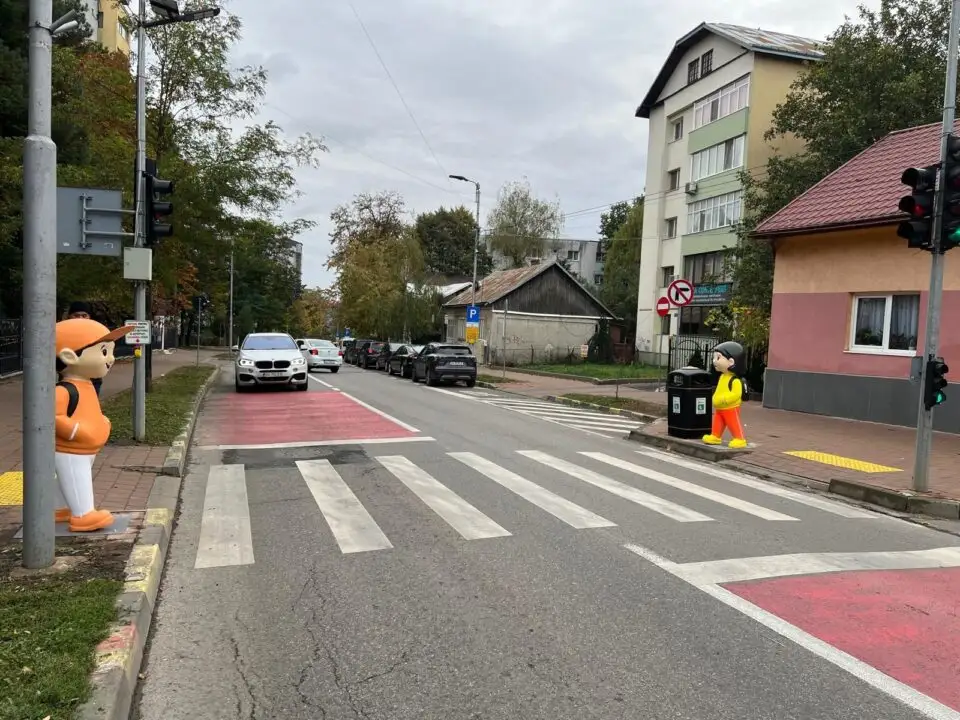 Primăria Suceava instalează manechine de copii la trecerile de pietoni din zona școlilor