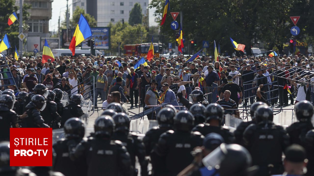 Un bărbat care amenința forțele de ordine la protestul din Piața Victoriei a fost prins cu un pistol