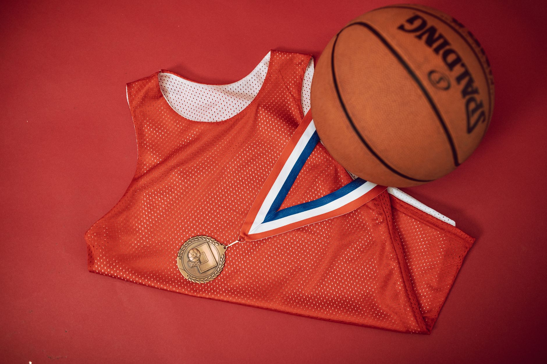 Record istoric în baschet: Un tricou purtat de Michael Jordan a fost vândut cu 14 milioane de dolari