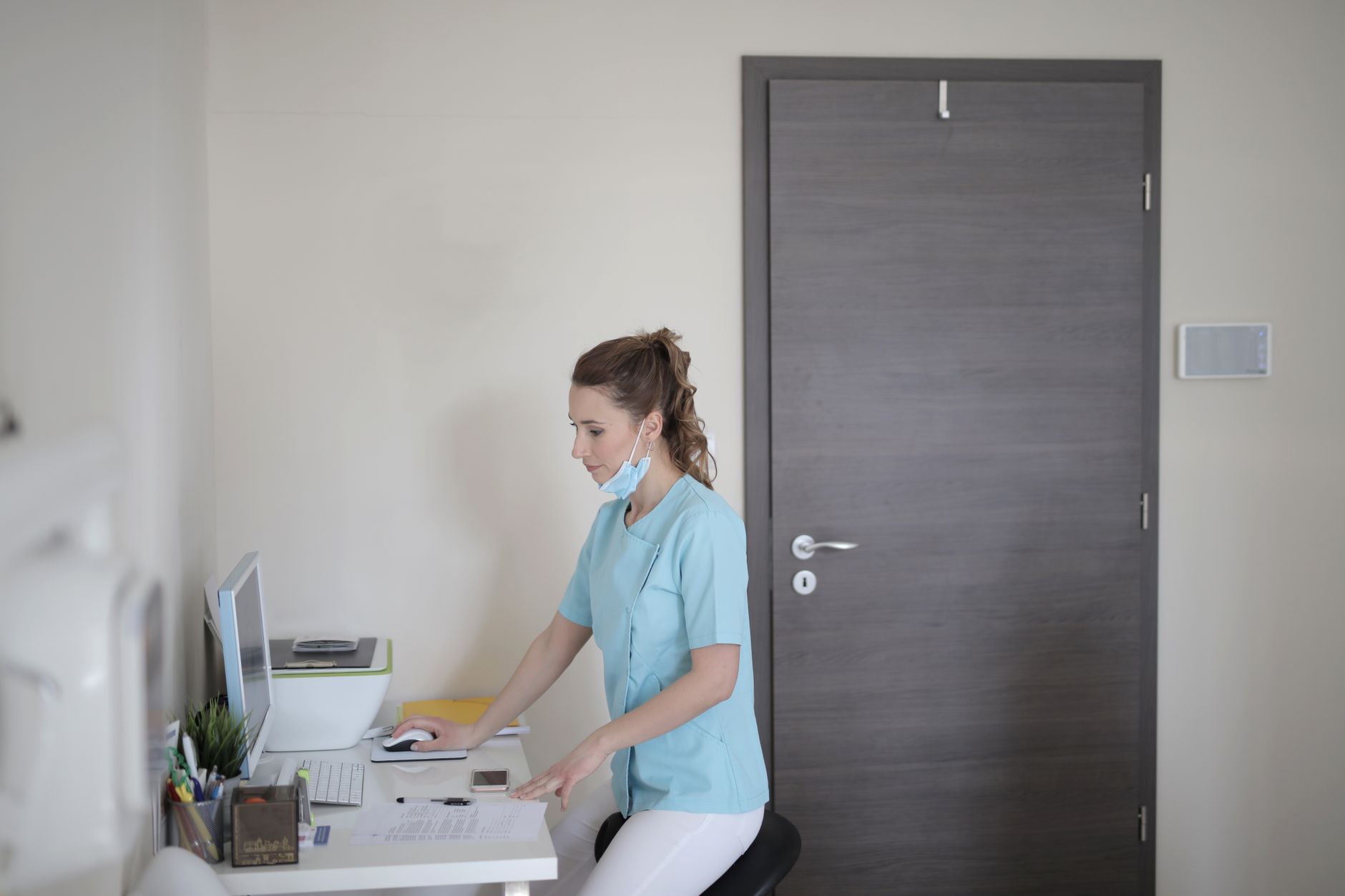 Inteligența artificială reduce timpul de lucru al medicilor cu peste 130 de ore pe an, arată studiul Philips