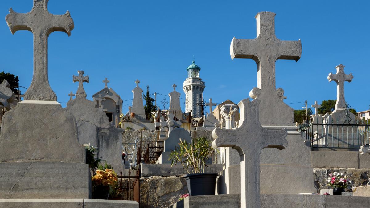 Descoperire macabră la un cimitir din Slatina: au fost găsiți saci cu oseminte ascunși într-o capelă