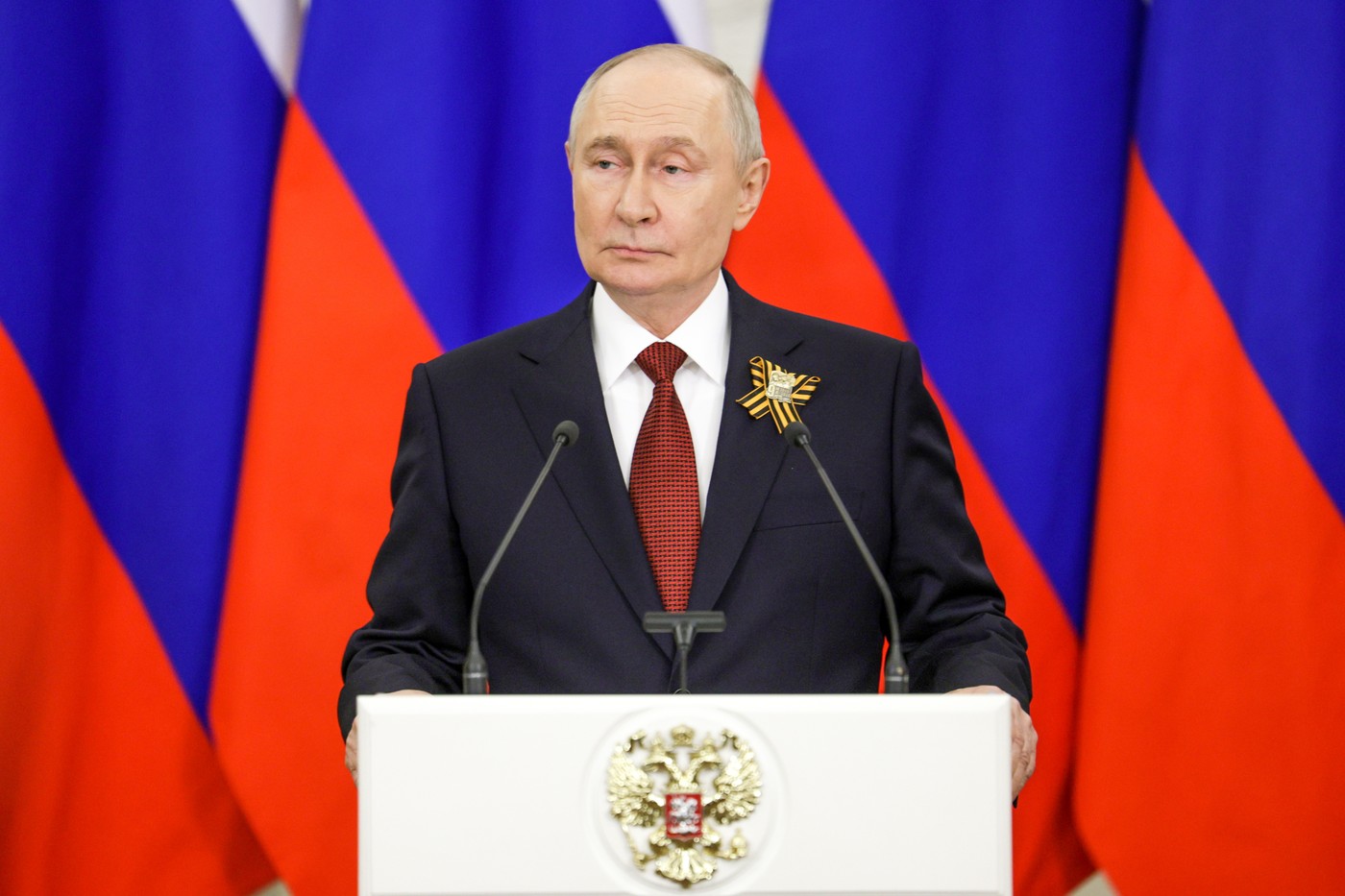 Vladimir Putin îndeamnă rușii la vot în cadrul alegerilor parlamentare, sub presiunea criticilor privind procesul electoral